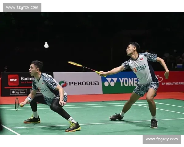 球迷狂赞！羽毛球运动员用体能征服全场，太燃了！